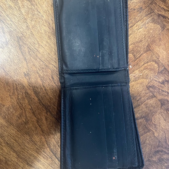 Gucci Black Leather Wallet with Embossed Logo - Picture 3 of 5